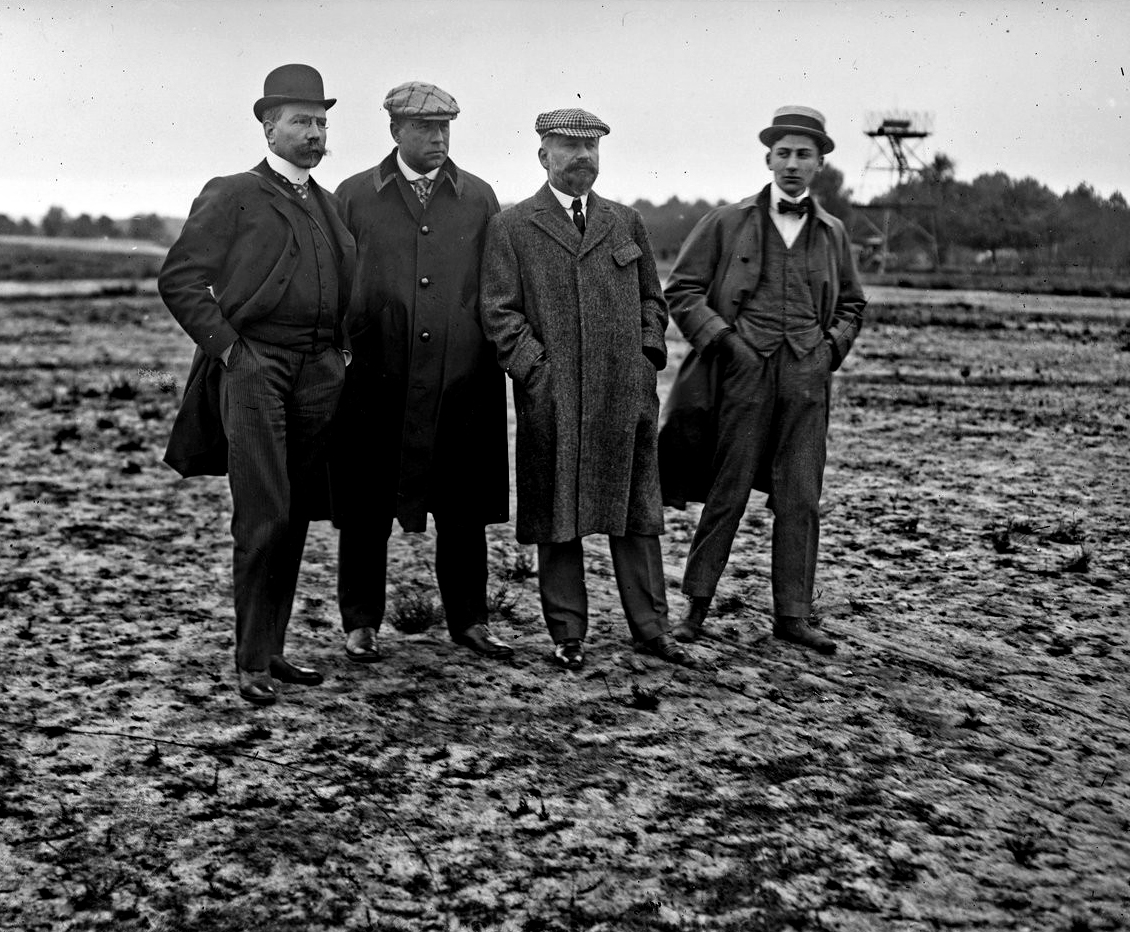 Varios miembros de la LIga de aviación de Francia, presenciando en Le Mans las evoluciones de los Hnos Wright.